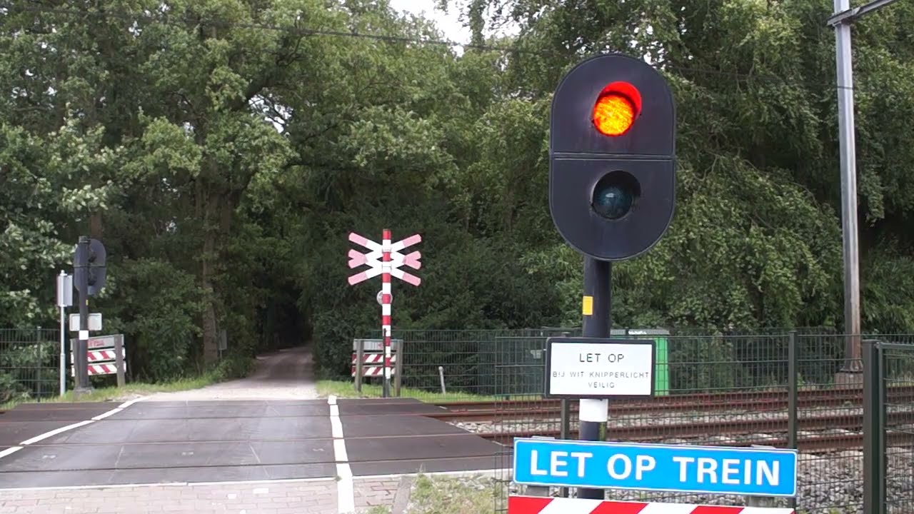 Spoorwegovergang Heiloo // Dutch Railroad Crossing