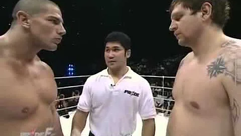Crazy fight MMA James Thompson vs Alexander Emelia...