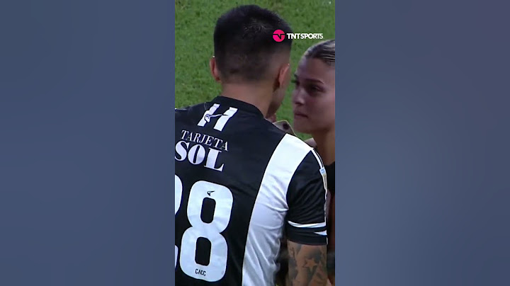 La imagen del día 🫶😍 #Vázquez, de Central #Córdoba, salió a la cancha con su bebé #LPFxTNTSports