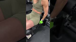 Better form = better results 🦵💪 Comment “4 DAY” on my IG for my free workout split!
