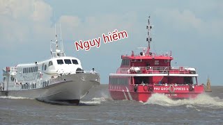 2 Chiếc Cao Tốc Né Nhau Ngay Cửa Biển/ Chiếc Tàu Nhỏ Bị Sóng Tấp Tơi Tả