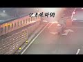 台北市中正區機車行進間漏油起火，造成騎士燒燙傷。