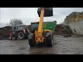 Krmení dobytka.Zetor 7011 s krmákem. Nakládá manipulator JCB