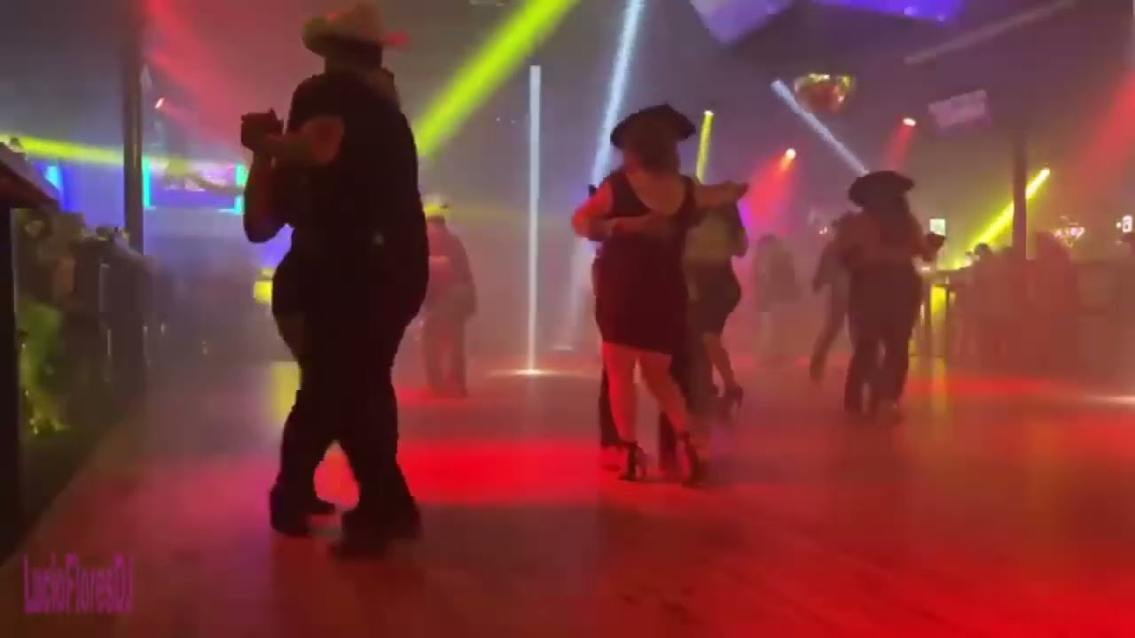Y  SEGUIMOS BAILANDO CON MUSICA DE TIERRA CALIENTE