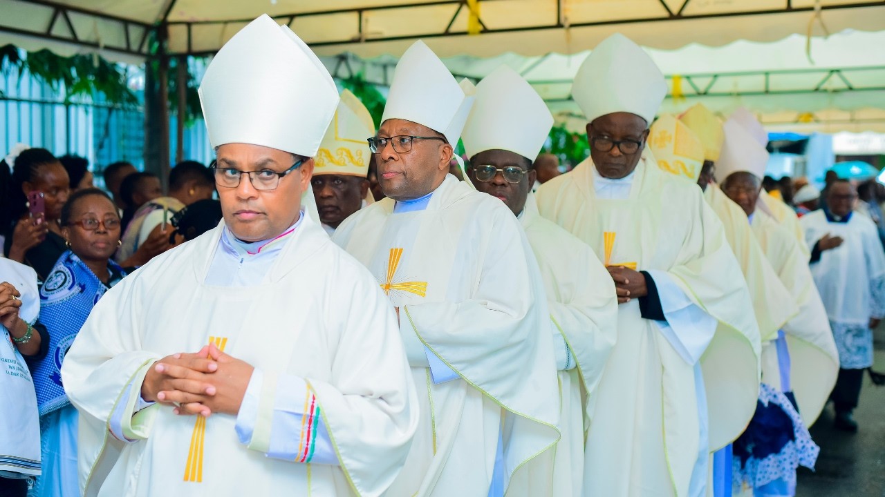 Maaskofu wa SECAAM na Maaskofu wa Baraza wakitambulishwa wakati wa Misa ya kumuombea Kardinali Pengo