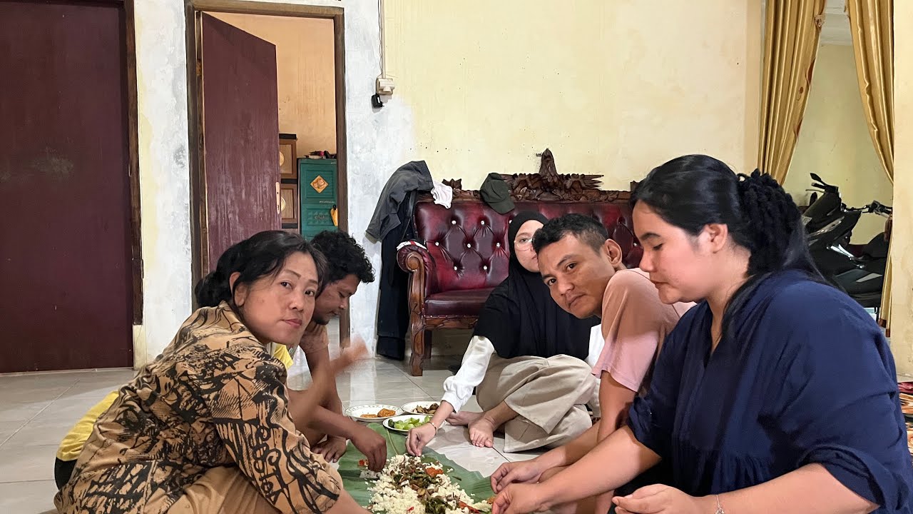 Makan makan dirumah bu ehod