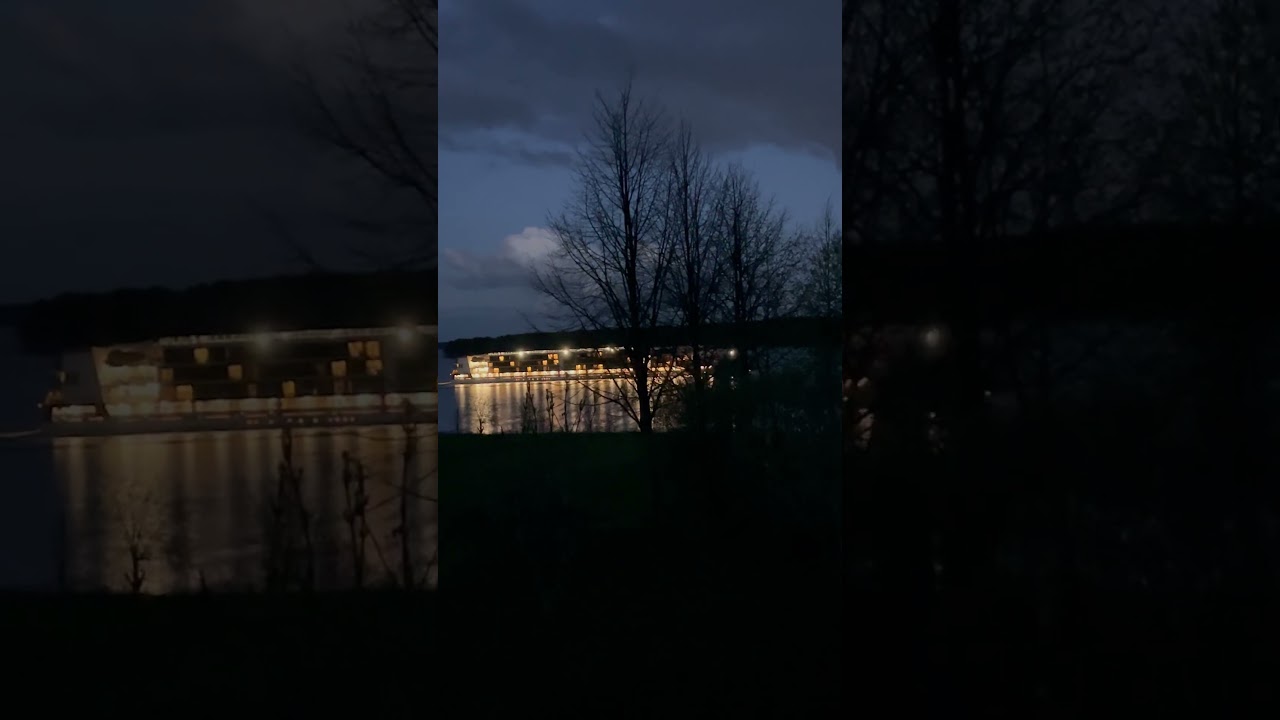 Корабль ночью на реке