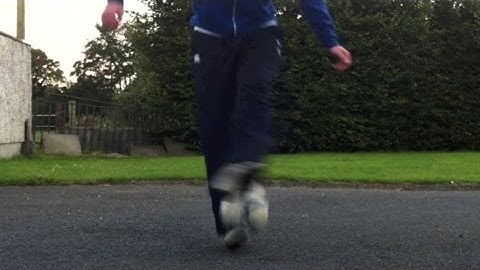 Toe Bounce (Tutorial) :: Freestyle Football