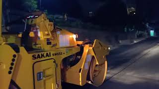 Proses Pengaspalan Jalan Labura Di Malam Hari