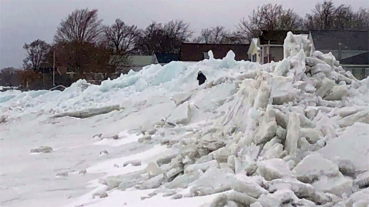 Warning of icy tsunami after ice breaking in Reka Volga river, Russia