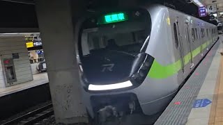 4144次樹林發車經由宜蘭線開往瑞芳的銀綠色微笑號EMU900型十輛一編組EMU907區間車，和4103次宜蘭發車經由宜蘭線開往北湖的EMU723+EMU724阿福號區間車
