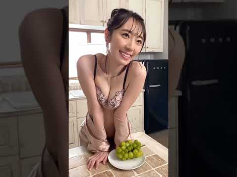 松井咲子 胸を寄せて谷間を作ってくれる