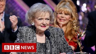 Tributes pour in for US TV legend Betty White - BBC News