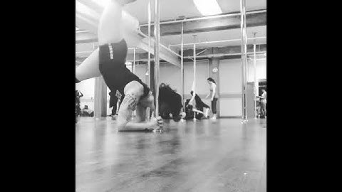 Lola Frost - Forearm Stand