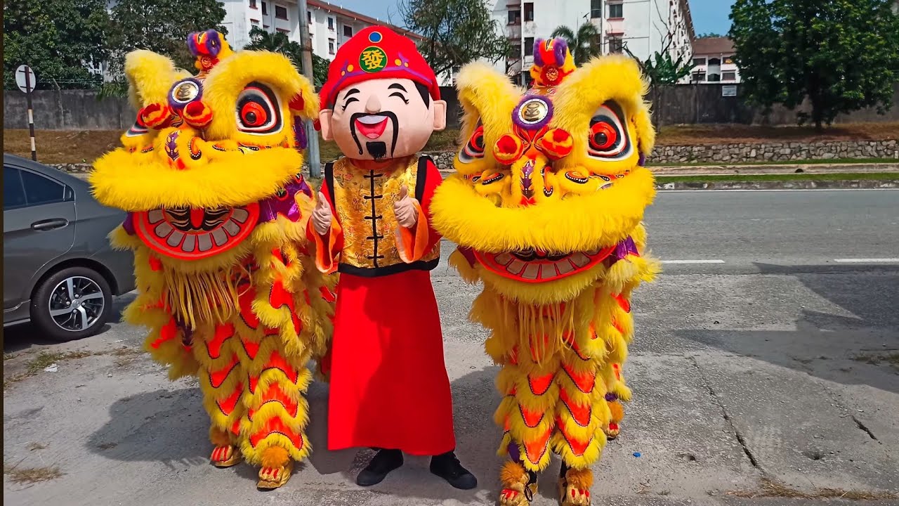 Танец льва и бог процветания принесут удачу мебельному магазину.