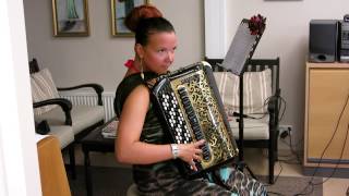 Video thumbnail of "Henna Tahvanainen soittaa harmonikalla 0909714"