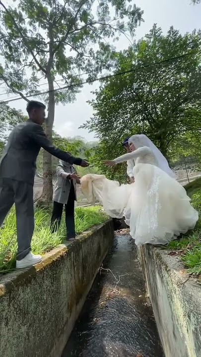 Detik-detik pengantin jatuh ke empang #shorts