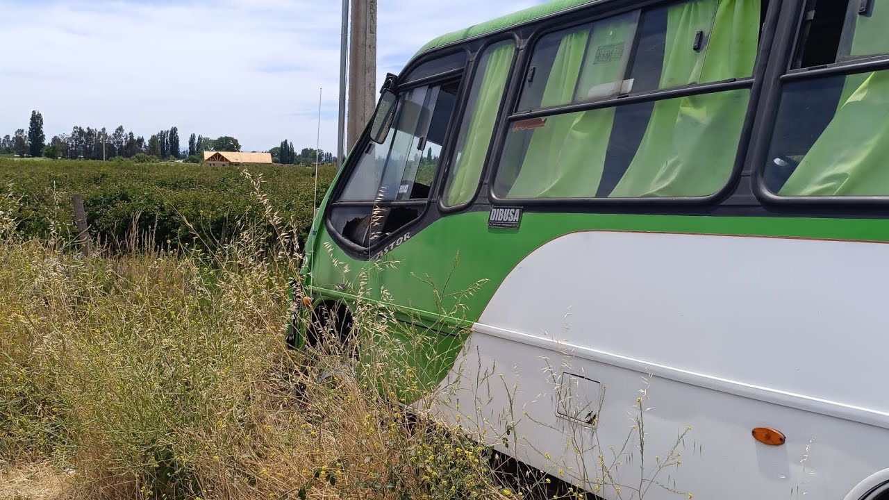 Microbús cayó a sanja en sector San Victor Álamos de Linares, venía con 28 pasajeros