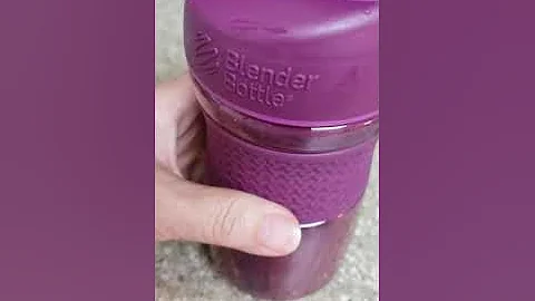 BlenderBottle SportMixer Shaker Bottle Perfect for Protein Shakes and Pre Workout, 20-Ounce, Black