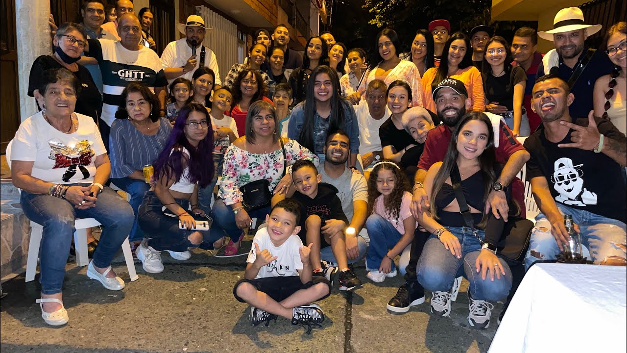 REUNION FAMILIAR EN EL BARRIO CON UNAS BUENAS TROVAS PAISAS 🇨🇴 PASTOR Y TINTO