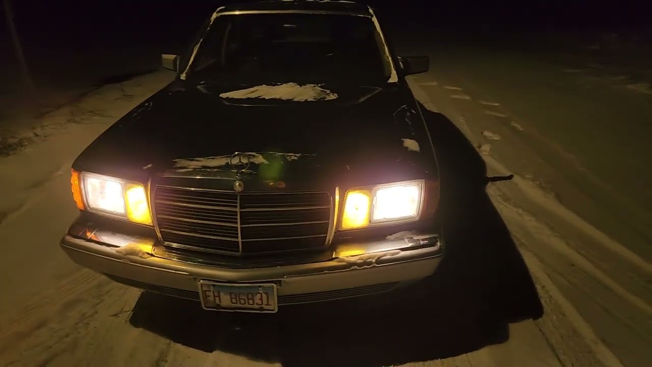Mercedes W126 300SD Snow Drive Nighttime
