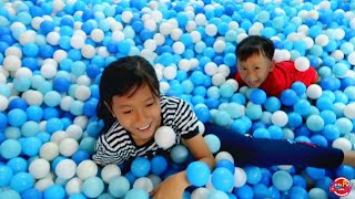 Bermain di playground indoor mall bersama adik - Mandi Bola