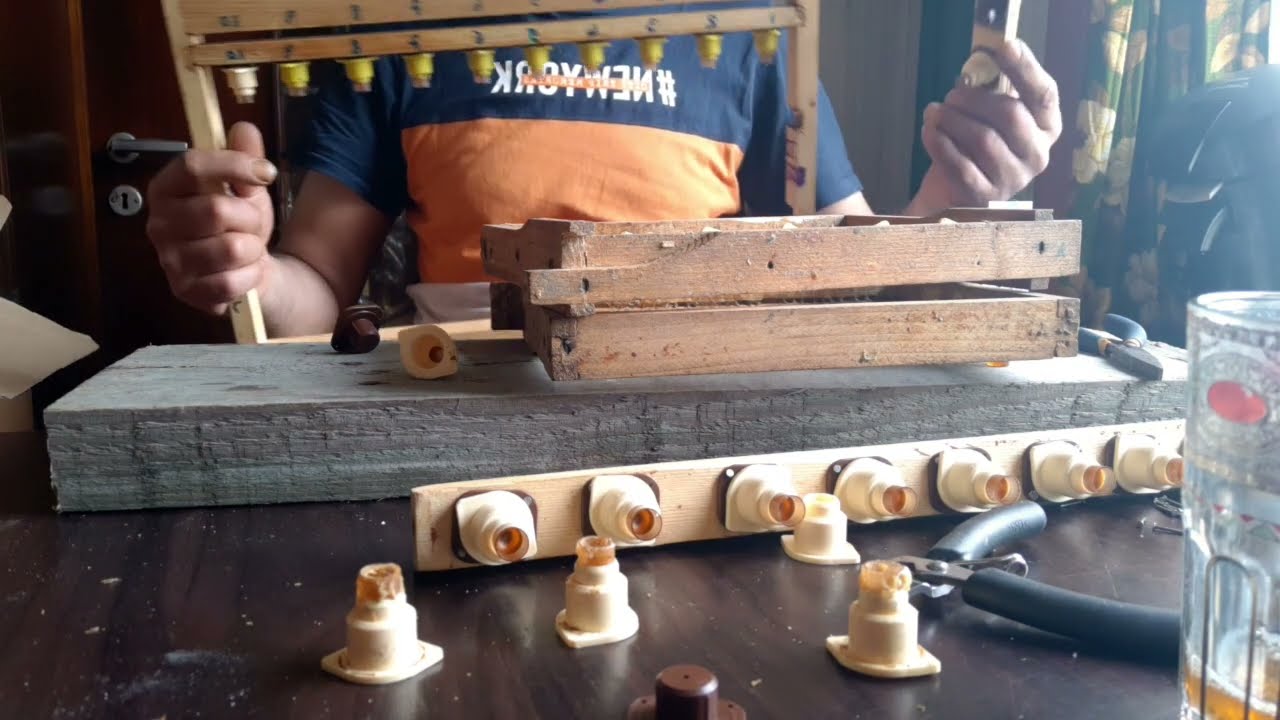 الدرس الأول للمبتدئين في تربية الملكات ( تجهيز الإطارات الحاملة للكؤوس الملكية ) .