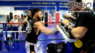 Max Greco - Allenamento ai pao sul ring - University of Fighting - Budo International screenshot 3