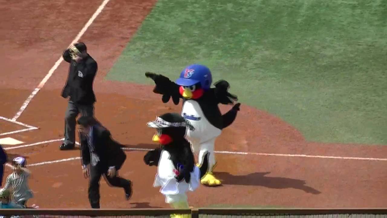 2011/04/16、スタメンを送りだすつば九郎と始球式 ヤクルト 対 中日
