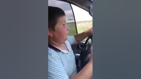 Мальчик за рулём смешно матерится!