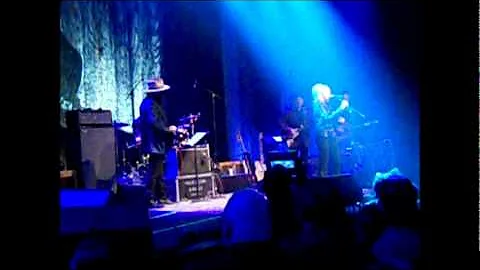 Lucinda Williams performs Hurt at Johnny Cash 80th...