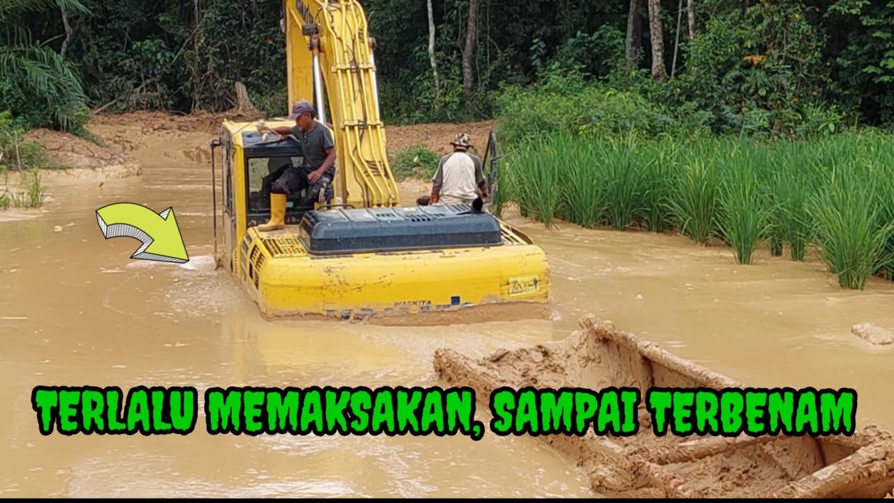 Beko Excavator Terbenam Saat Melibas Banjir Dan Kubangan Lumpur