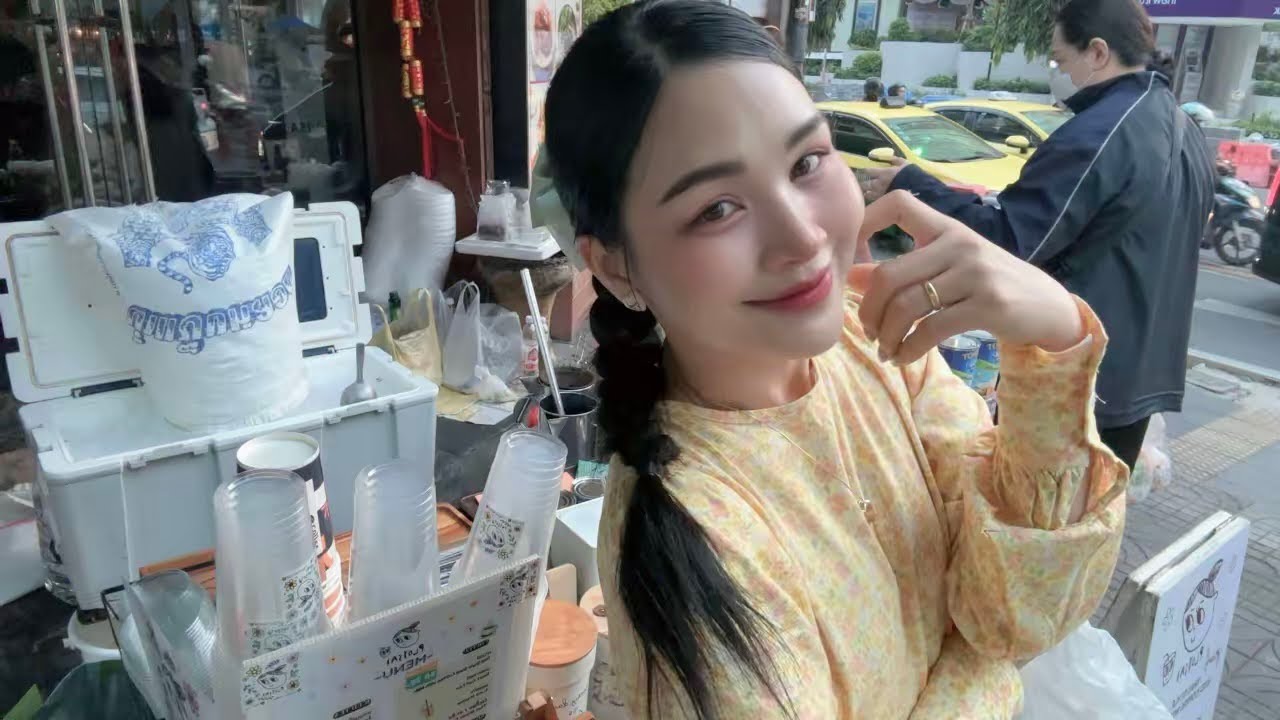 LIVE Street Café - Welcome Family 🤗 Ploysai Coffee Lady in Bangkok Thailand - Thai Street Food