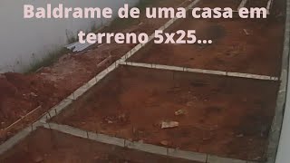 Baldrame de uma casa em terreno pequeno 5x25