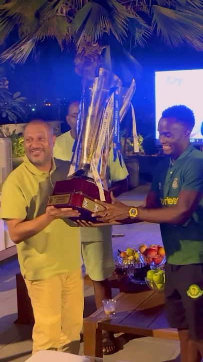 Boss GSM akipokea Kombe kutoka kwa Captain Mwamyeto.