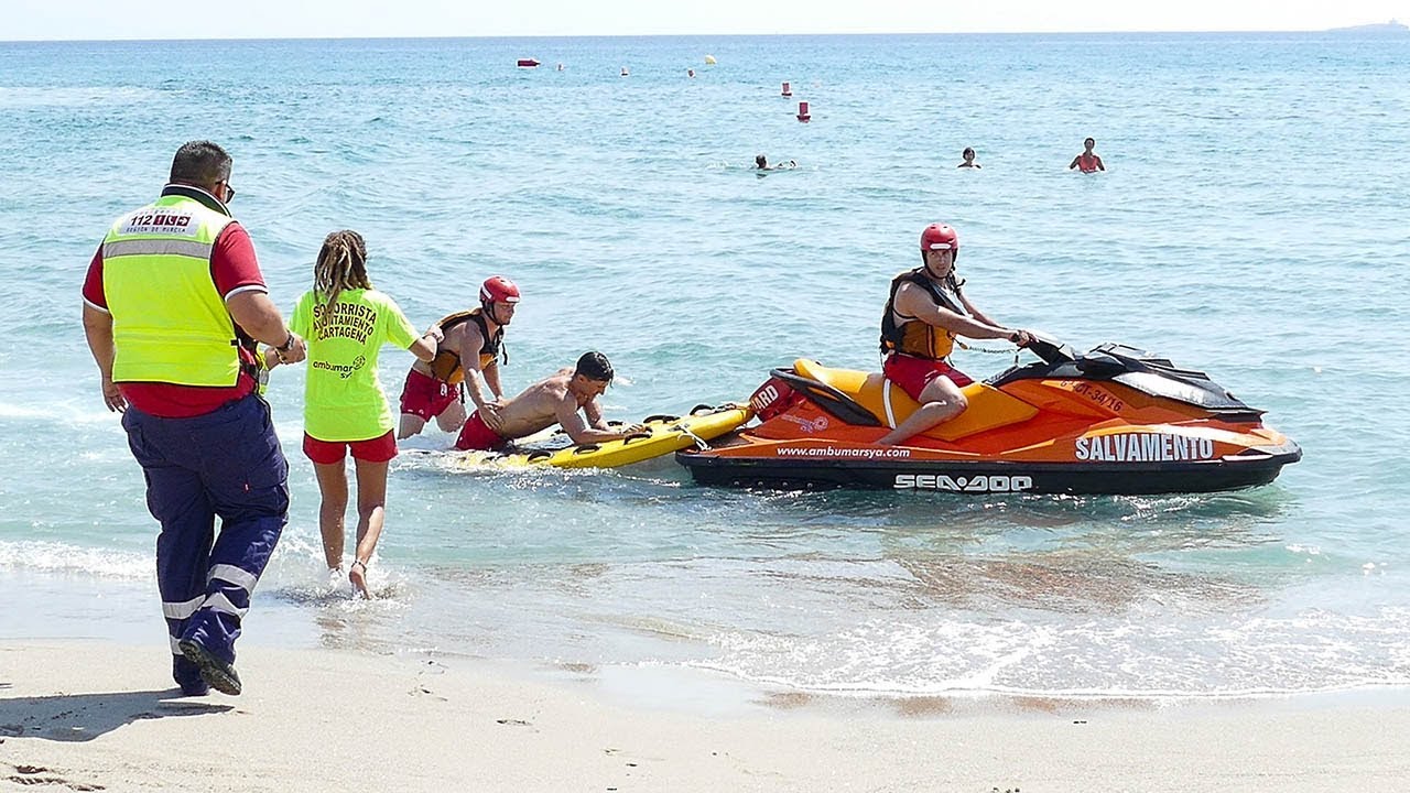 Simulacro de ahogamiento en la playa de Las Sirenas de La Manga
