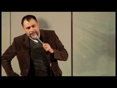Stand-up Comedy om Muslimer. Kan man lave grin med muslimer ? Omar Marzouk optræder for muslimer