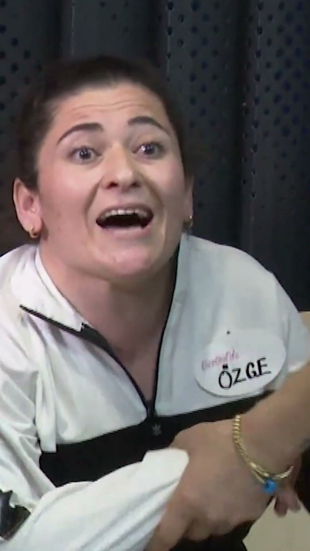 Özge, Sait'in peruğunu kafasından çıkardı! #esraerol #shorts