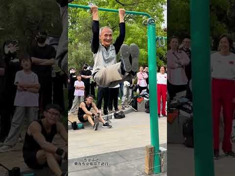Китайский пенсионер на утренней зарядке показал силу