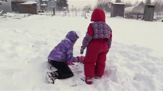 Как дети первому снегу радуются