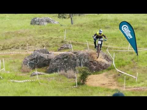 Video till Downhill-cyklist ramlar tre gånger på raken