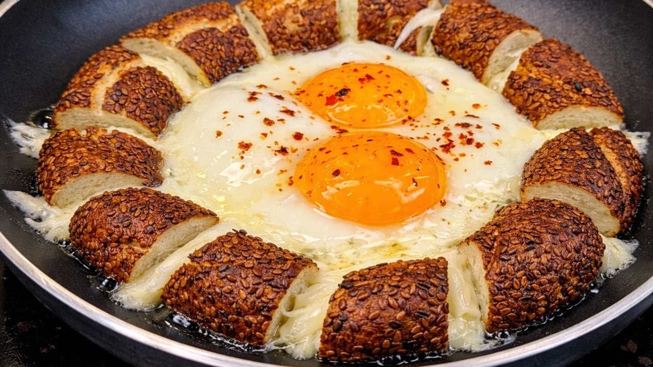 The Ultimate Breakfast: Simit & Eggs in One Pan! 🥚🧀 Special Fried Eggs with Simit & Cheese!