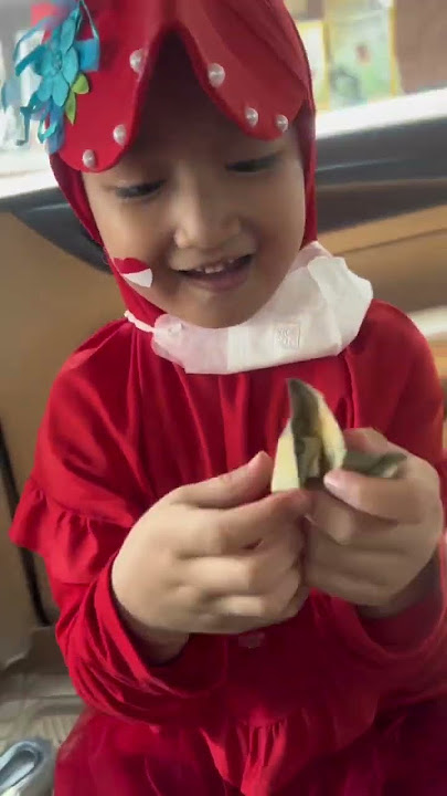 Dapat hadiah dari Chiki #raisya #shortvideo #shortvideo #jajanan #pulangsekolah