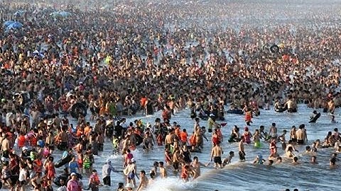 Bãi biển Sầm Sơn thất thủ những ngày nắng nóng đỉnh điểm