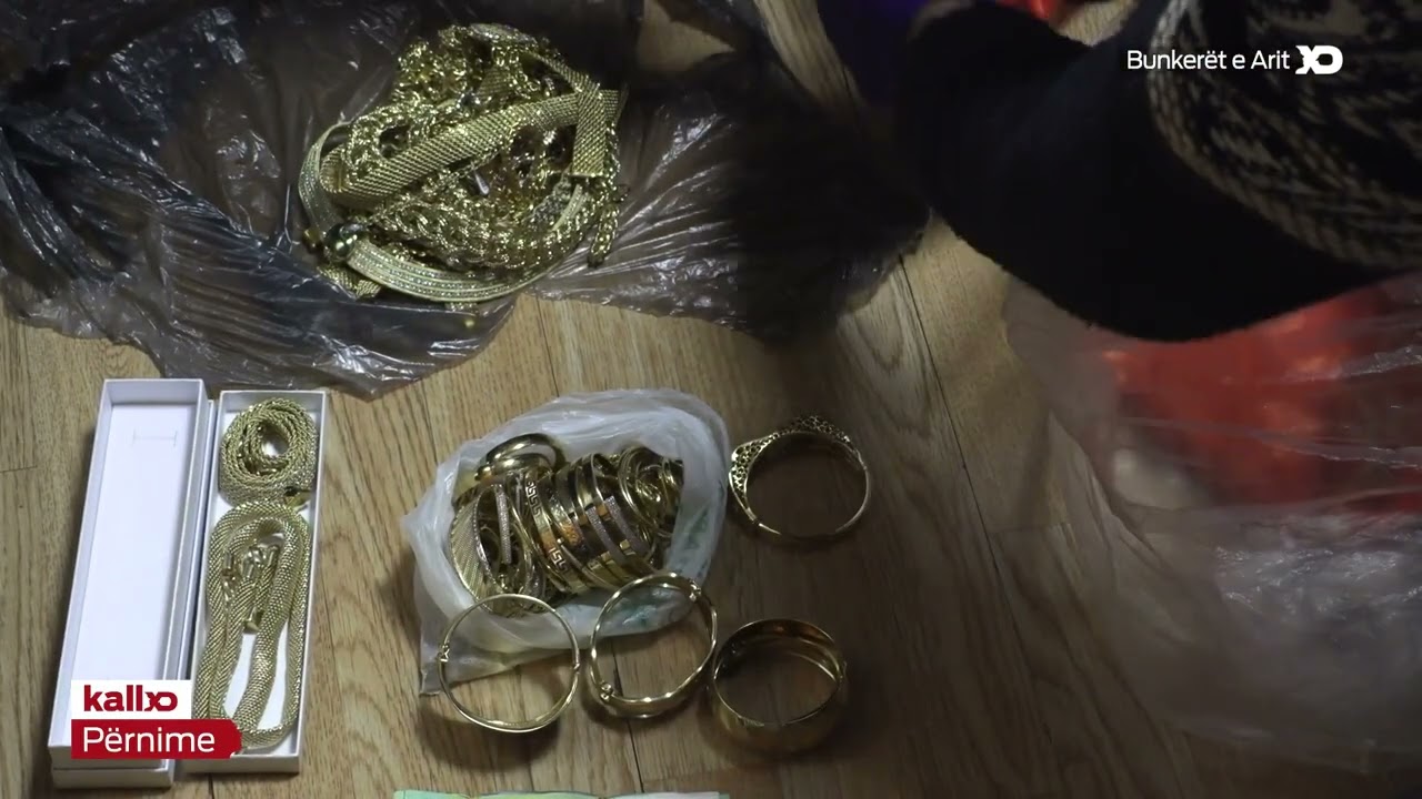 В подвале дома были обнаружены золото и деньги.