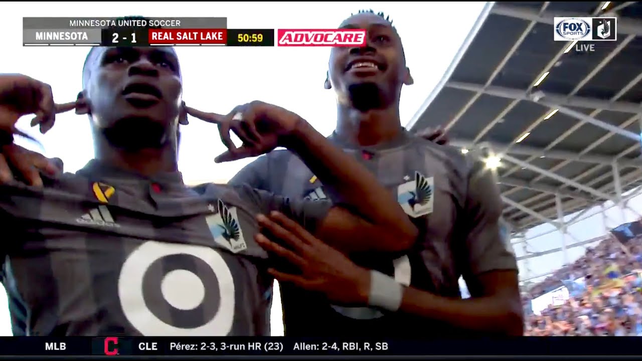 Darwin Quintero recupera el balón y desde fuera del área adelanta a Minnesota United games people play