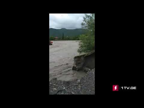 ფშაველი ლალისყურის დამაკავშირებელ ხიდთან ადიდებულმა მდინარე სტორმა დამბა დაანგრია