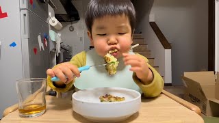 【2歳ヶ月】お好み焼きを食べるりっくん 2 years and 1 month old] Rikkun eating okonomiyaki.