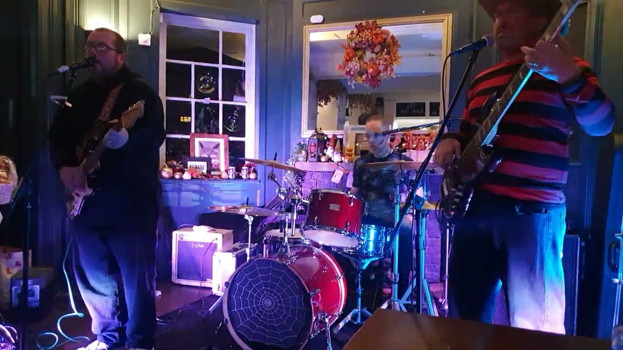 FJB - 31.10.2025 - Brown Eyed Girl - The Apple Tree, Crawley - BUTT FLUFF PRODUCTIONS