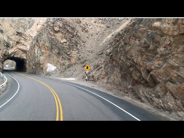 Química de la Demarcación: Pintura de hule clorado, composición y ventajas para una Alta adherencia en climas húmedos y zonas costeras. 4 Una carretera costera de Arequipa (Camaná o Mollendo) con líneas de pintura de hule clorado intactas, a pesar de la cercanía al mar, simbolizando la VICTORIA.